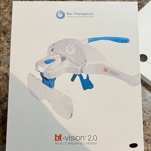 bt-vision 2.0 Self Lit Magnified Viewer - White and Blue